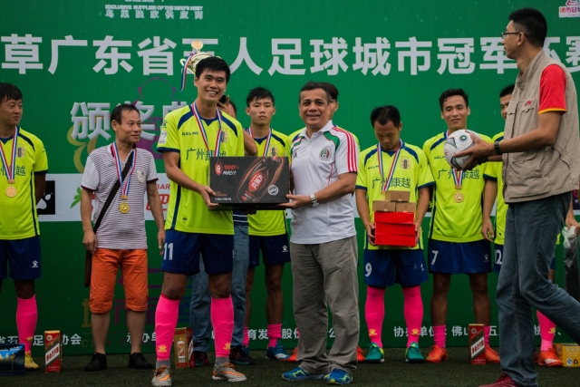 泽连斯基怒斥特朗普支持俄方交易，乌军反击行动升级